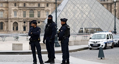 Daylight Heist at the Louvre: Napoleon’s Jewels Stolen