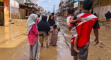 Survivors rebuild lives in flood-stricken Indonesia as new rains threaten further disaster